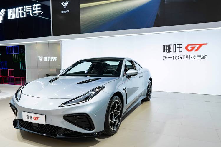 惠州315哪吒汽车在智能汽车领域的表现，领途汽车在新能源汽车市场中的影响力